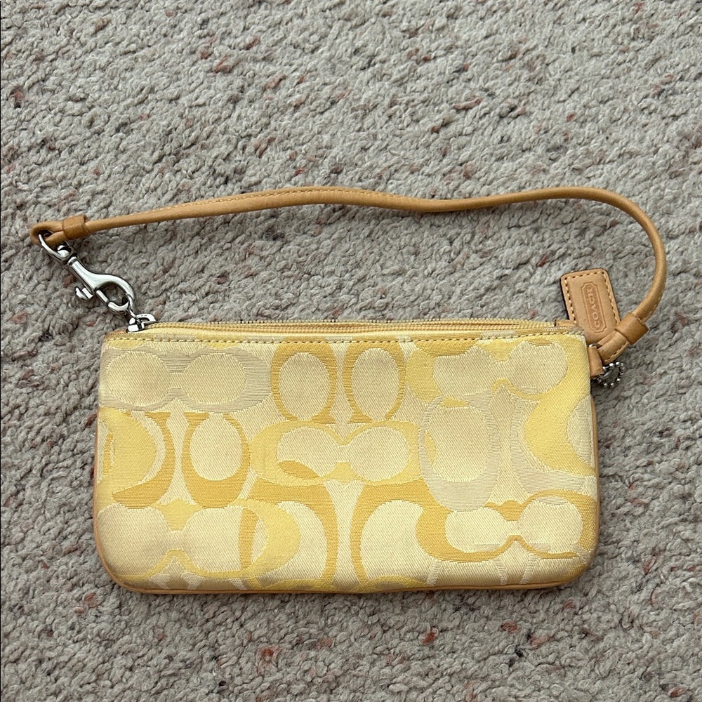 💛✨Coach Signature Yellow Wristlet✨💛